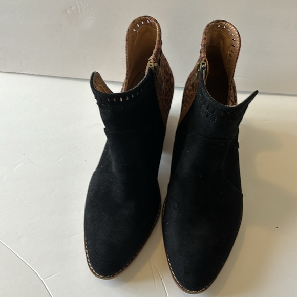 NWOT. CORKYS BOUTIQUE INDEX ANKLE BOOTIE. NEVER WORN. - Picture 5 of 7